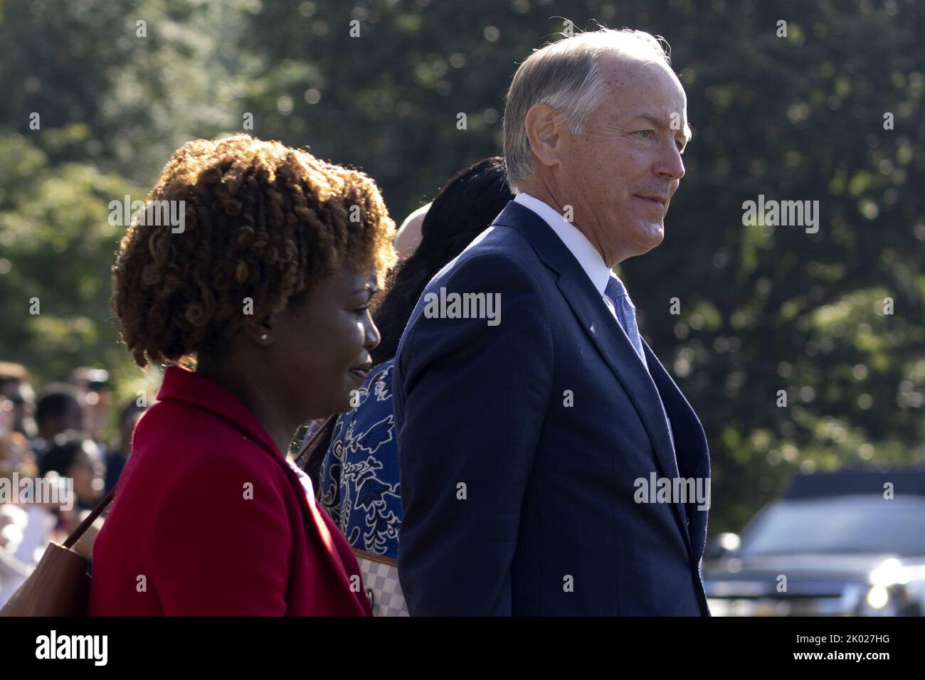 Washington, Usa. 09. September 2022. Der Berater des Präsidenten Steve Ricchetti (R) und die Pressesprecherin des Weißen Hauses, Karine Jean-Pierre (L), folgen US-Präsident Joe Biden, als sie am 9. September 2022 über den South Lawn des Weißen Hauses gingen, um von Marine One auf dem Weg nach Ohio in Washington, DC, abzureisen. Biden reist nach Columbus, Ohio, um am bahnbrechenden Bau der neuen Halbleiterfertigung von Intel zu arbeiten. Foto von Michael Reynolds/UPI Credit: UPI/Alamy Live News Stockfoto