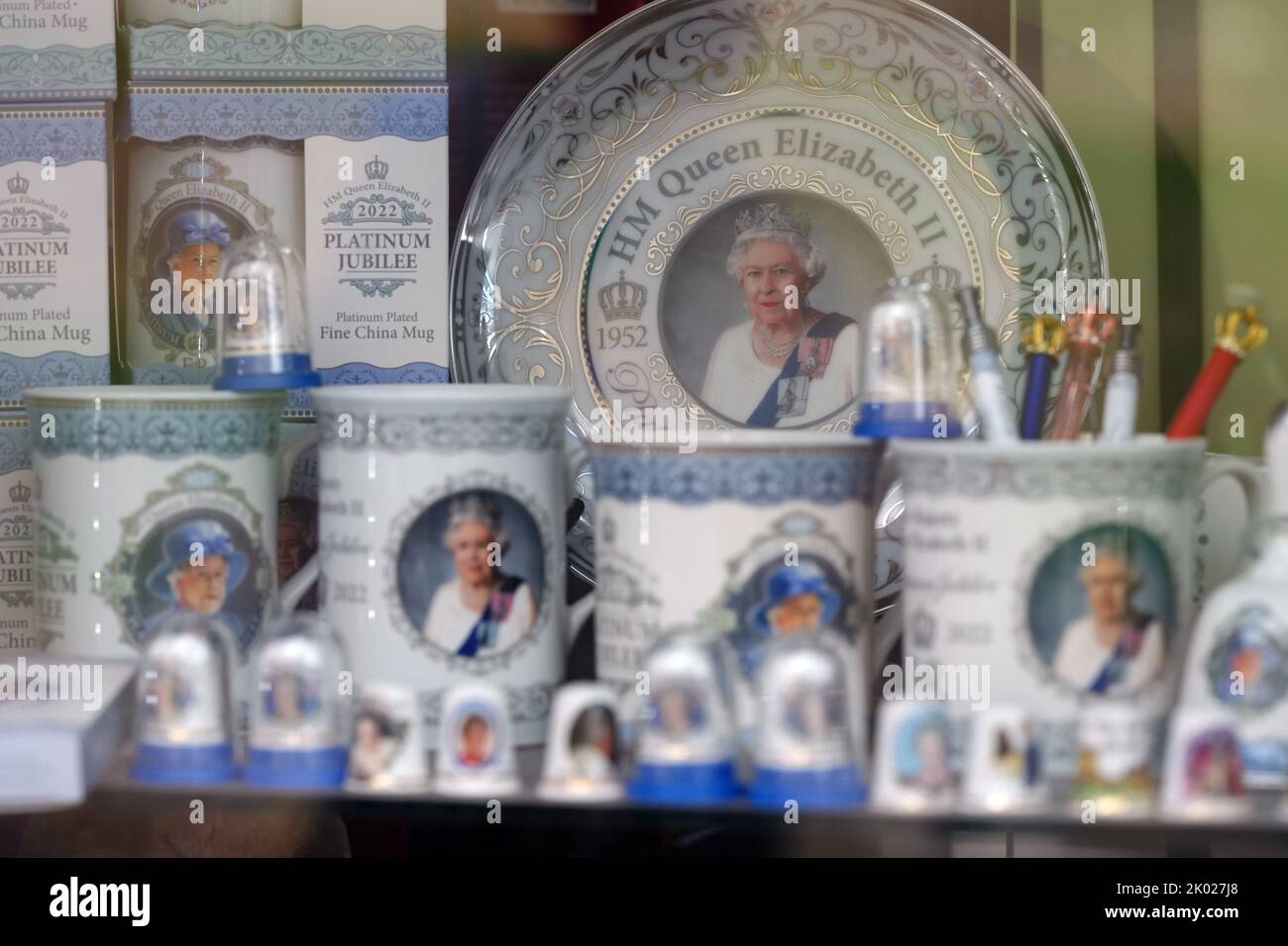 Nach dem Tod von Königin Elizabeth II. Am Donnerstag werden in einem Schaufenster in der Nähe von Windsor Castle, in der Nähe von Burkshire, Souvenirs aus dem Platin-Jubiläum der Königin Elizabeth II. Ausgestellt. Bilddatum: Freitag, 9. September 2022. Stockfoto