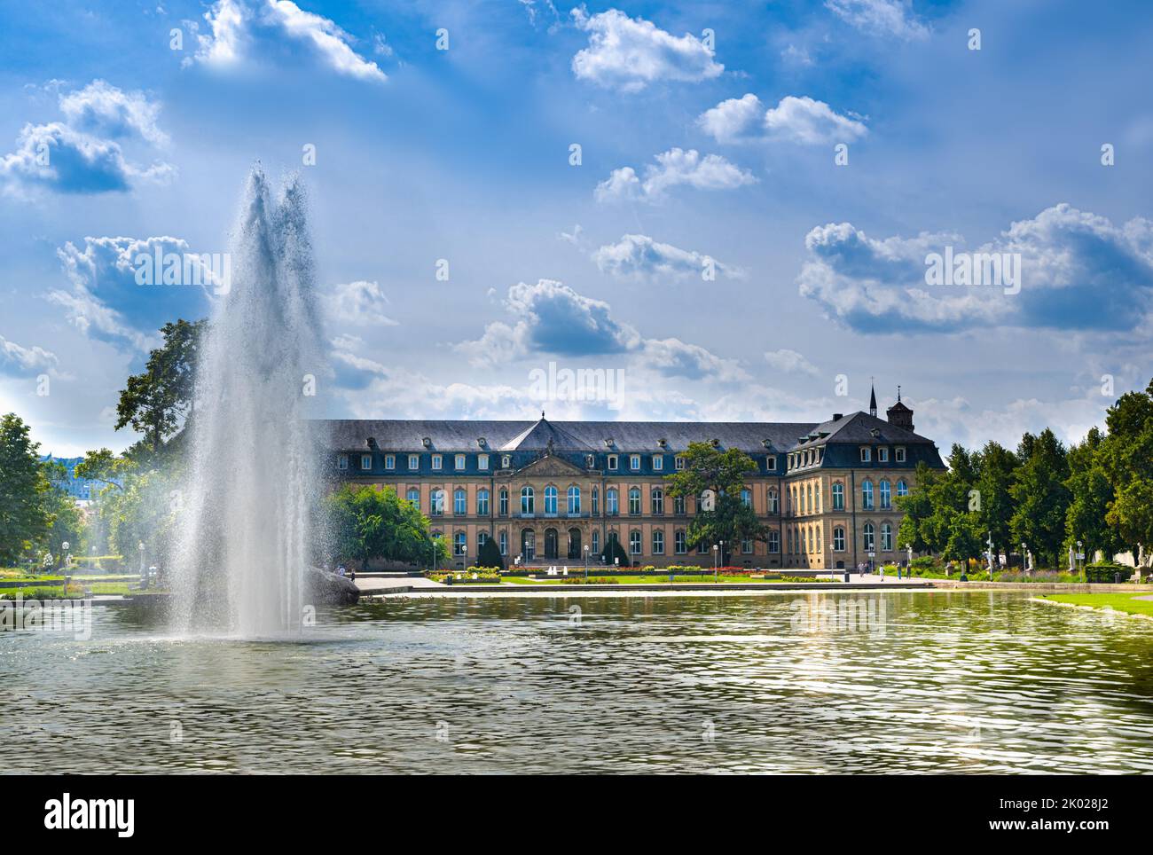 Blick auf die Rückseite des Neuen Schlosses in Stuttgart mit einem See. Baden Württemberg, Deutschland, Europa Stockfoto