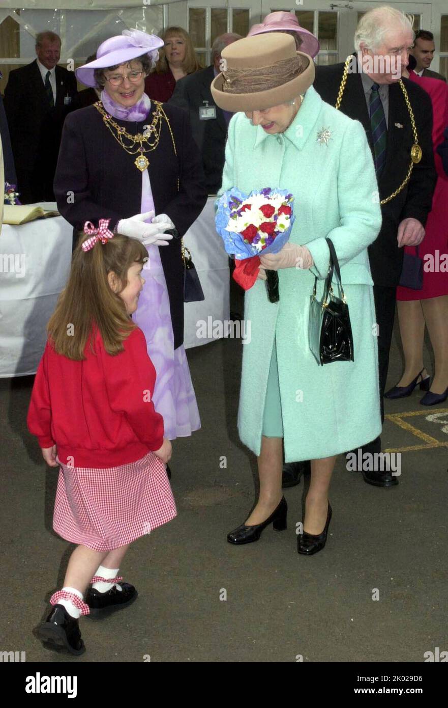 Datei-Foto vom 7/5/2002 von Katie Meehan, das Königin Elizabeth II. Während ihres Besuchs in der St. Josephs RC Primary School, Jarrow, Tyne und Wear mit Blumen übergab. Die britische Social-Media-Influencerin, deren Treffen mit der Queen im Alter von sechs Jahren vor 20 Jahren Zeitungsschlagzeilen machte, sagte, die „gesunde und wunderbare Erfahrung“ habe ihr gezeigt, dass sie „alles tun kann“. Bilddatum: Freitag, 9. September 2022. Stockfoto