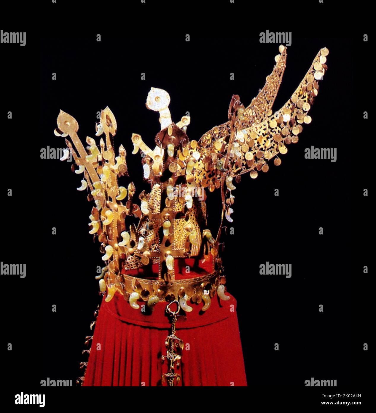 Die Goldkrone von Geumgwanchong, der größten Goldkrone, die in Korea entdeckt wurde. Das Grab der goldenen Krone (Geumgwanchong) wurde nach diesem Schatz benannt. Sie wurde am 12. Dezember 1962 als nationaler Schatz bezeichnet.&#13;&#10;die Krone ist 44 Zentimeter hoch und hat einen Durchmesser von 19 Zentimetern. Es ist die größte goldene Krone aus Silla, die bisher entdeckt wurde. Die Kronen von Silla wurden im koreanischen Königreich Silla etwa in den 5.-7. Jahrhunderten hergestellt. Stockfoto