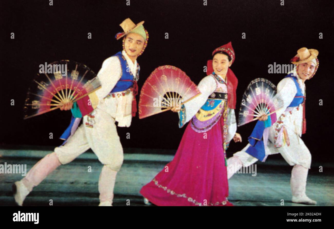 Nationaltanz „Trio“ aus Nordkorea. Der Tanz in Korea begann vor fünftausend Jahren mit schamanistischen frühen Ritualen und reicht heute vom Volkstanz bis zum neu geschaffenen und angenommenen zeitgenössischen Tanz. Stockfoto