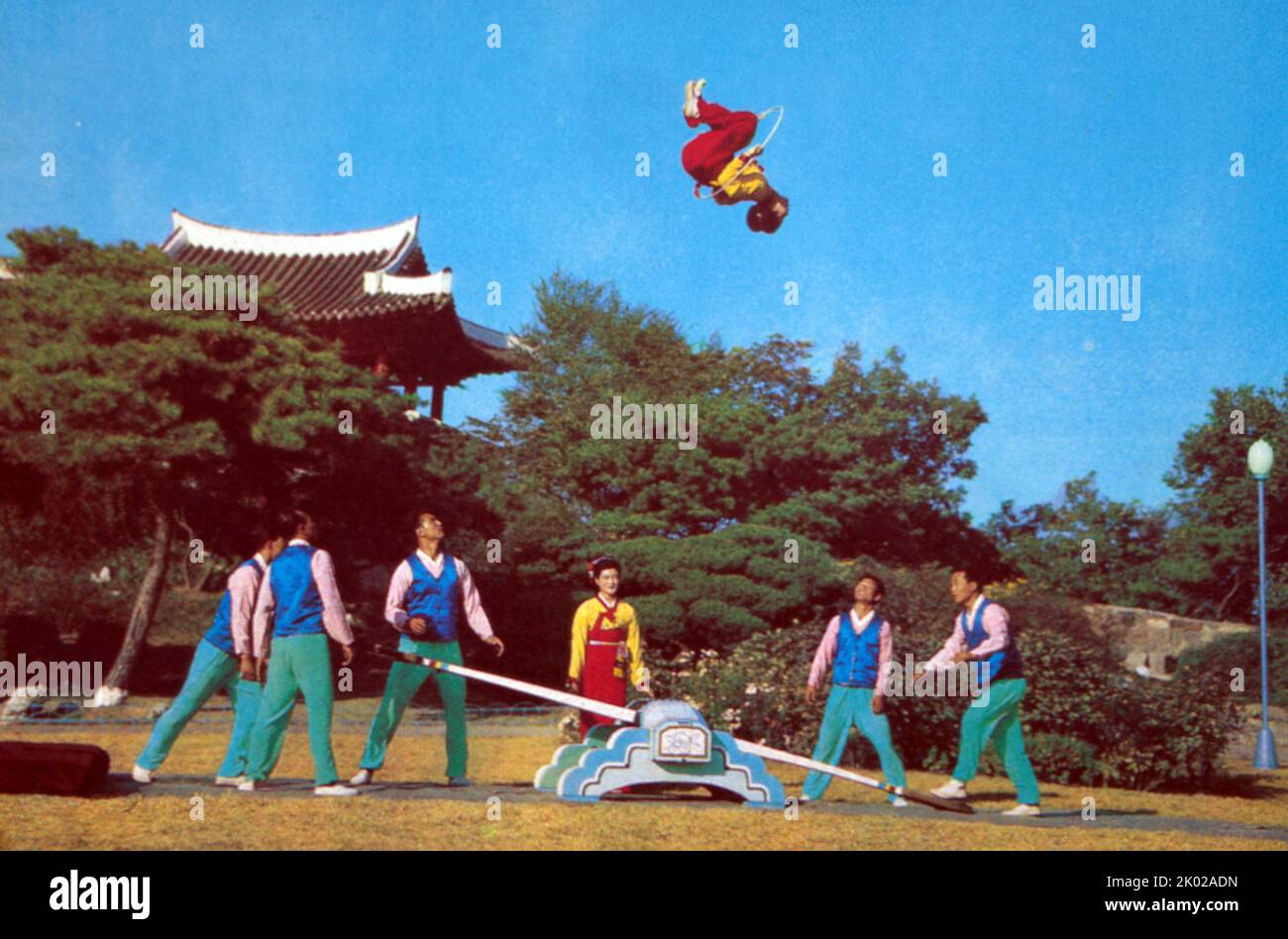Ethnographisches Spiel „Jumping on the Board“ (von Zirkusvorstellungen). Nordkorea 1986 Stockfoto