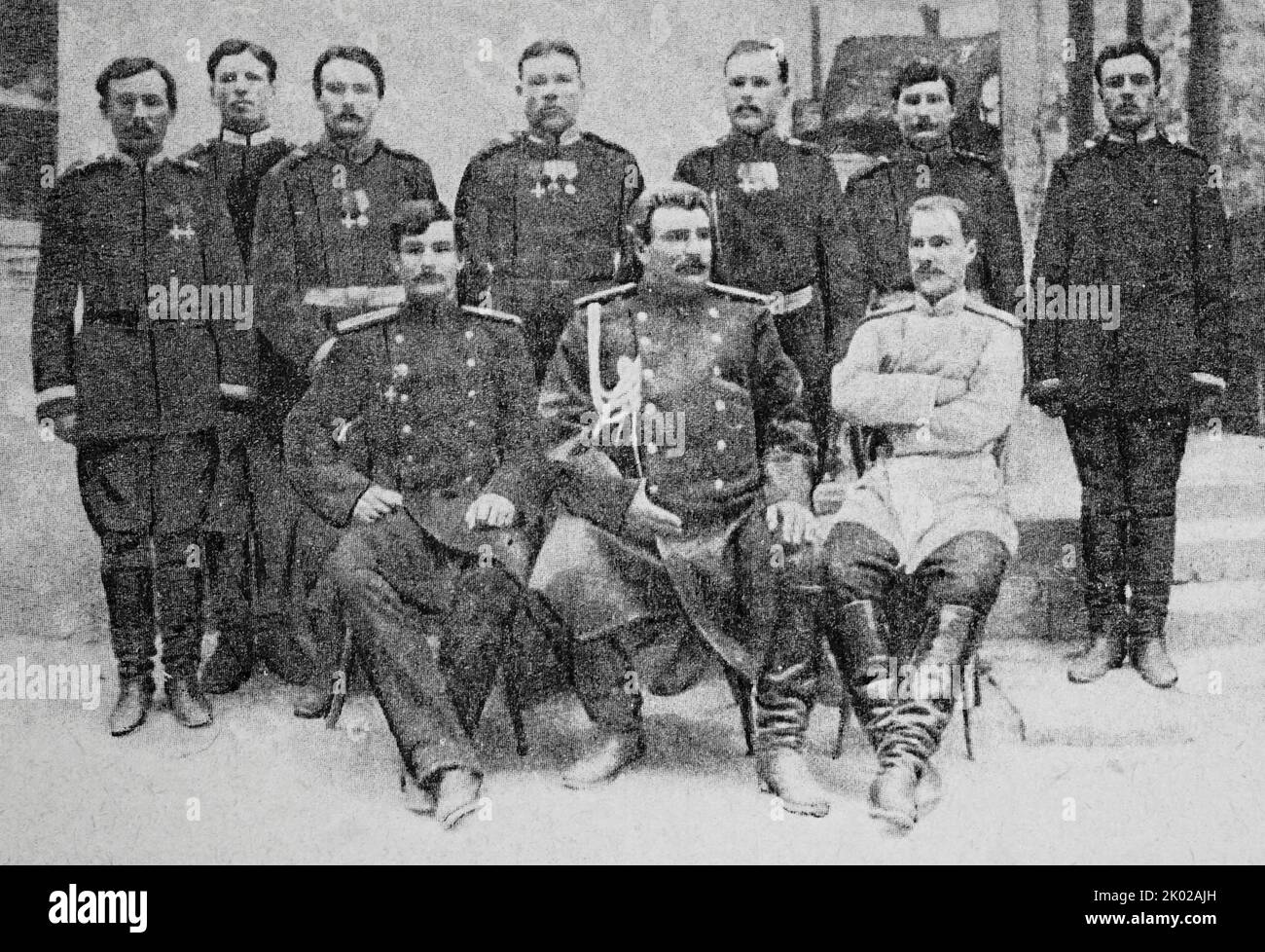 Eine Gruppe von Teilnehmern an der Expedition von N.M. Prschewalski. Sitzen (von links nach rechts): PK Kozlov, N.M. Prschewalski, W. I. Roborovsky. Foto von den 80s des 19.. Jahrhunderts. Stockfoto