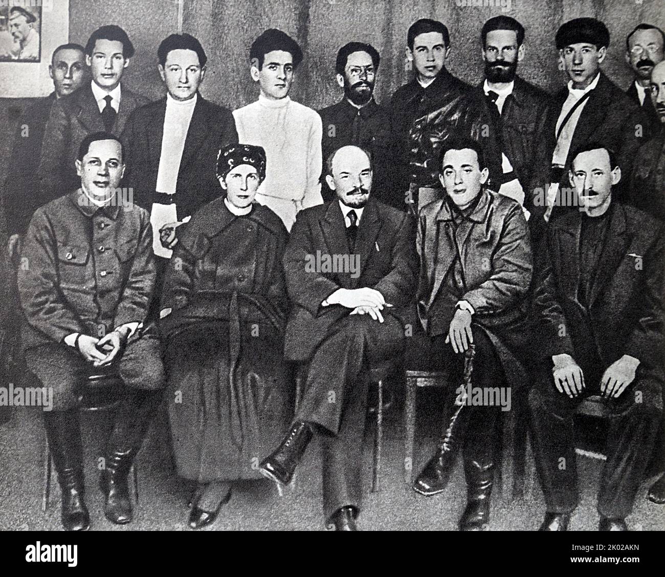 Wladimir Lenin in einer Gruppe von Mitarbeitern der Zentralpresse, der an der Aufzeichnung seiner Reden auf Schallplatten arbeitete. Moskau, 25. April 1921. Foto von L. Leonidow. Stockfoto