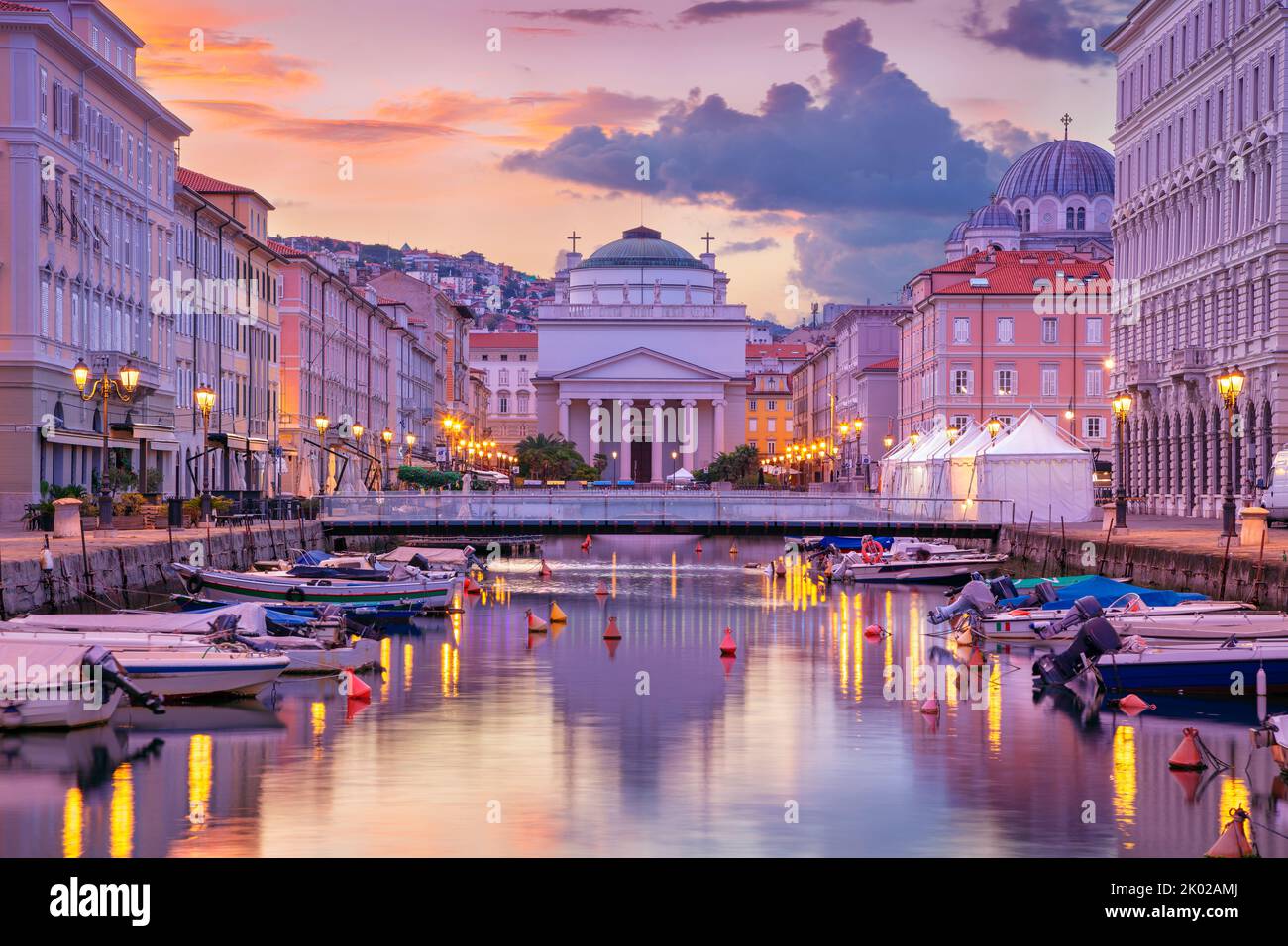 Triest, Italien. Stadtbild der Innenstadt von Triest, Italien bei Sonnenaufgang im Sommer. Stockfoto