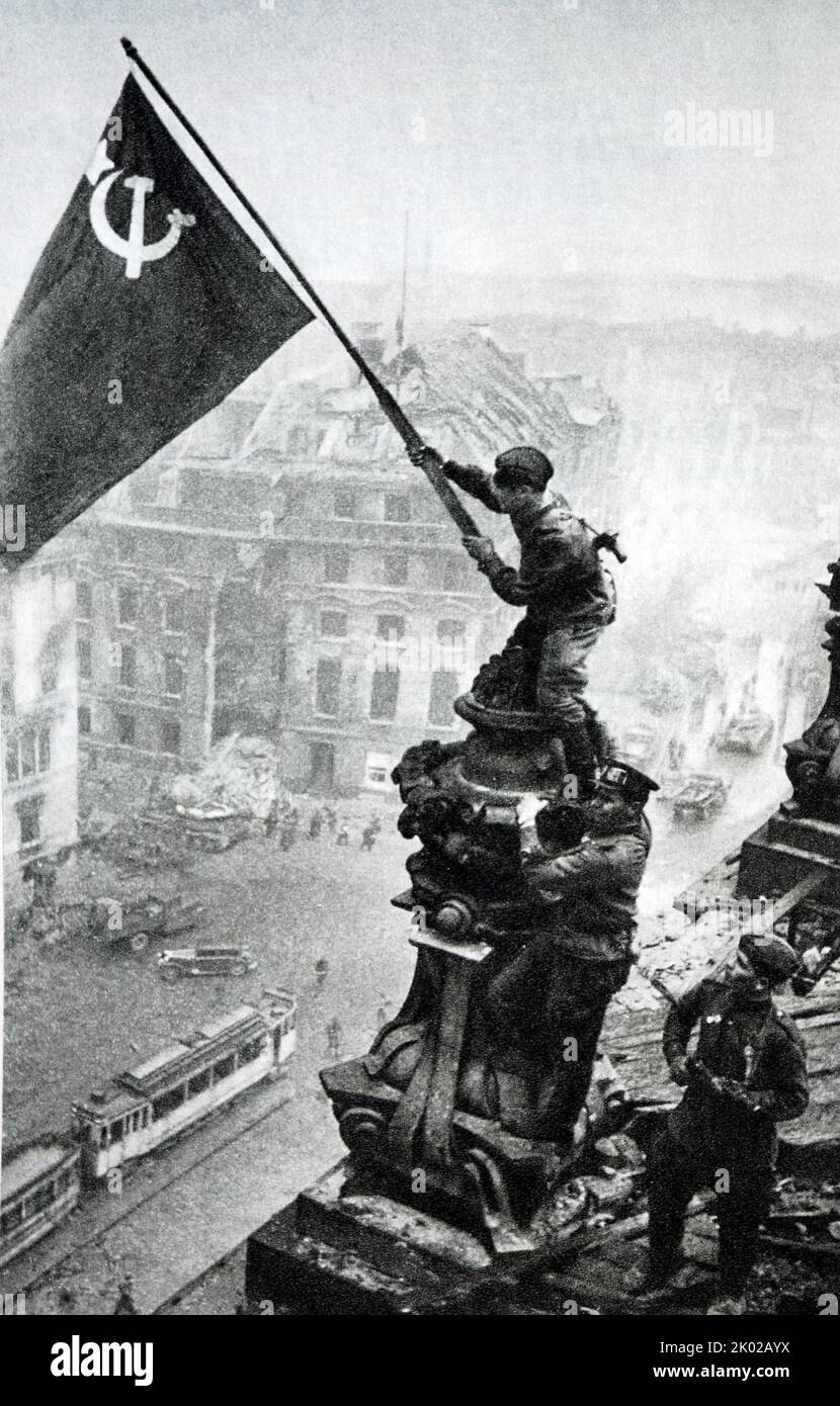 *Schwarz-Weiß* am 30. April 1945 wurde das scharlachrote Siegesbanner über dem brennenden Reichstag in Berlin gehisst. Am 8. Mai wurde der Akt der bedingungslosen Kapitulation des faschistischen Deutschlands unterzeichnet. Die sowjetische Armee rettete die Völker Europas vor der faschistischen Sklaverei. Stockfoto