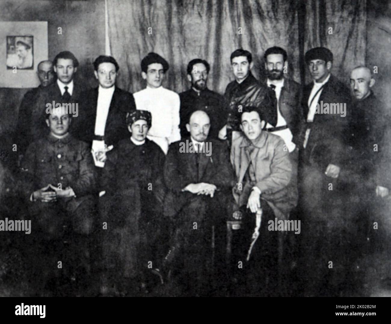 Wladimir Lenin mit einer Gruppe von Mitarbeitern von "Tsentropechat", der an der Aufnahme seiner Reden auf Schallplatten arbeitete. Moskau, 1921. Stockfoto