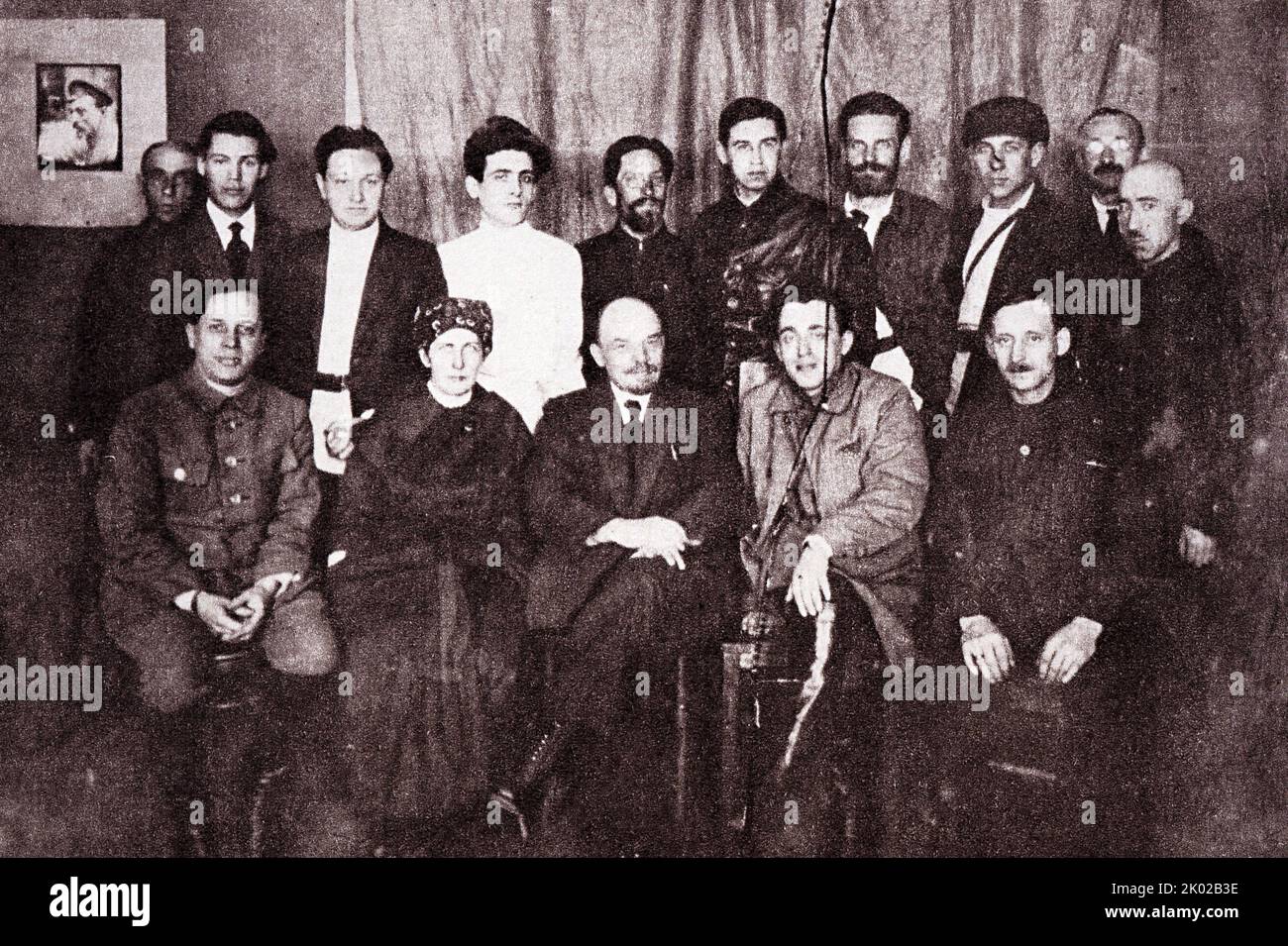 Wladimir Lenin mit einer Gruppe von Mitarbeitern von "Tsentropechat", der an der Aufnahme seiner Reden auf Schallplatten arbeitete. Moskau, 1921. Stockfoto