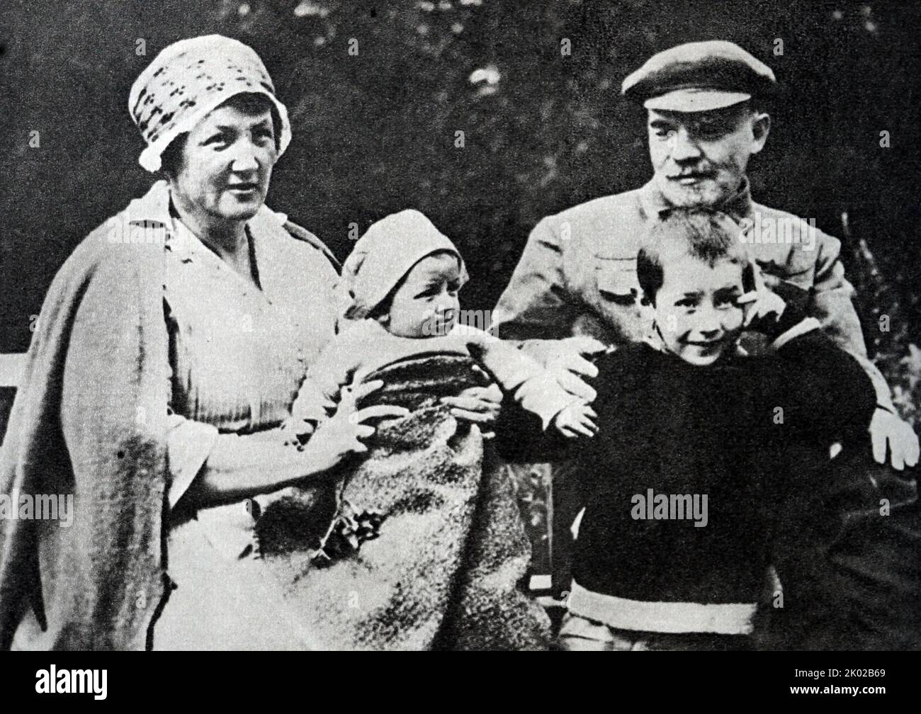 Wladimir Lenin, die Frau Uljanows d.I. - Alexandra Feodorovna mit einem Kind in den Armen - und ihrem Neffen Viktor Uljanov. Folien. 1922. Stockfoto