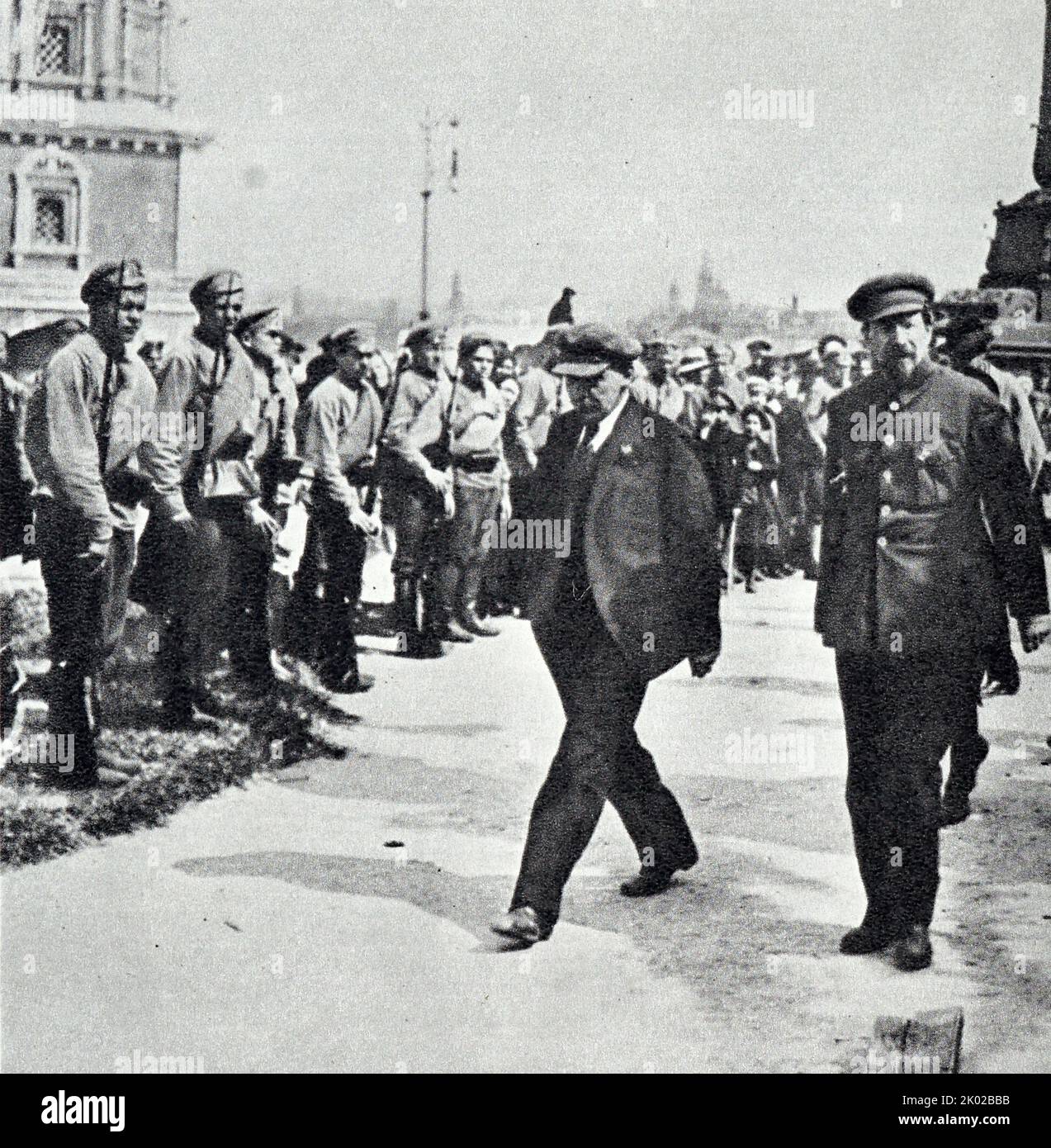 Wladimir Lenin geht an einer Ehrenwache vorbei und geht an den Ort, an dem das Denkmal der „befreiten Arbeit“ auf dem Pretschistenskaja-Damm (heute Kropotkinskaja-Damm) aufgestellt wurde. Moskau. 1920. Stockfoto