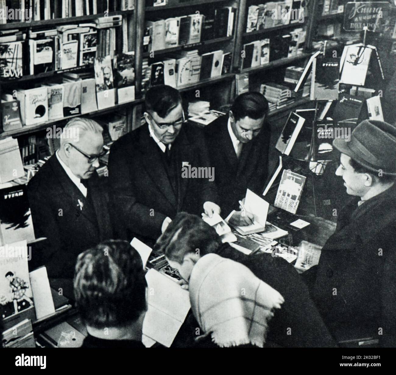 (Links) Michail Alexandrowitsch Scholochow (1905 - 1984) sowjetisch-russischer Schriftsteller und Nobelpreisträger für Literatur 1965. Stockfoto