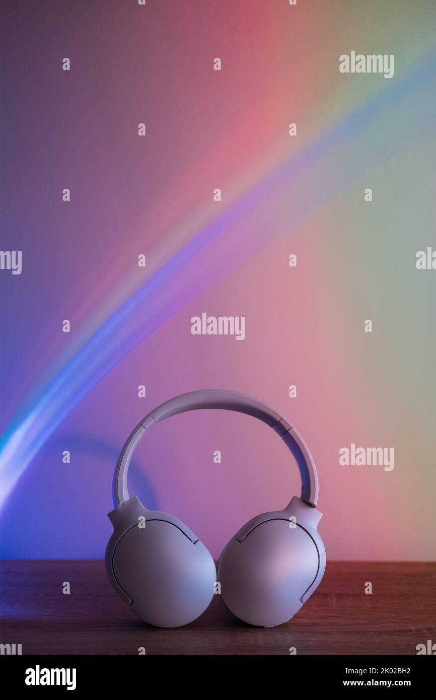 Kabellose Kopfhörer mit moderner Technologie, pink, rainbow Stockfoto