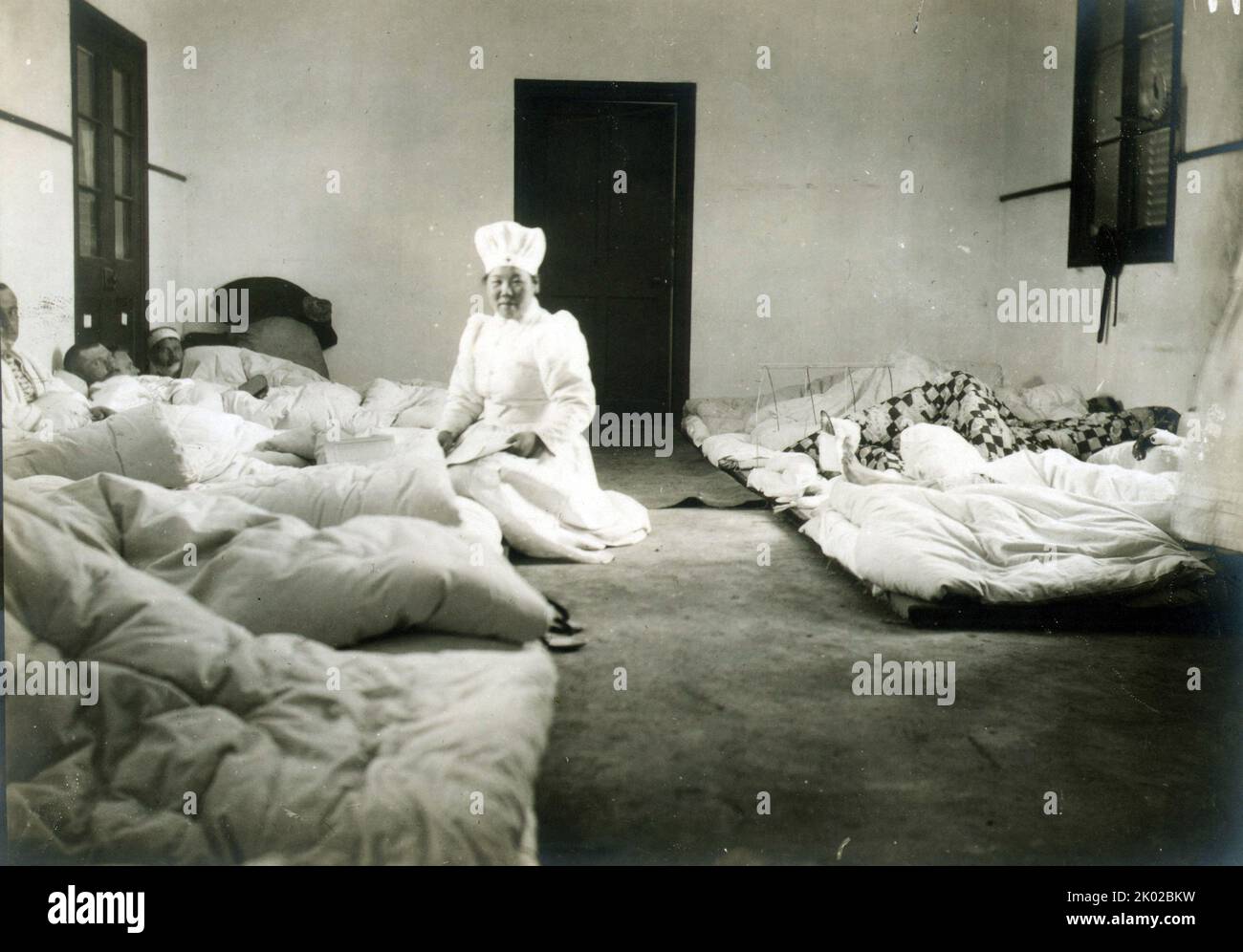 Japanische Krankenschwestern des Roten Kreuzes in Chemulpo, Korea, nahmen an russischen Soldaten Teil, die im Russisch-Japanischen Krieg 1904 verwundet wurden Stockfoto