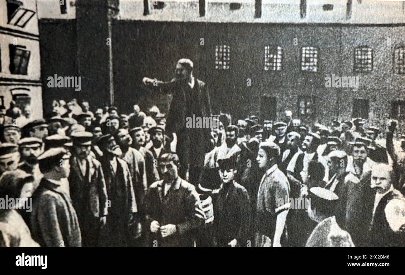 Russische Arbeiterversammlung während der russischen Revolution 1917 Stockfoto