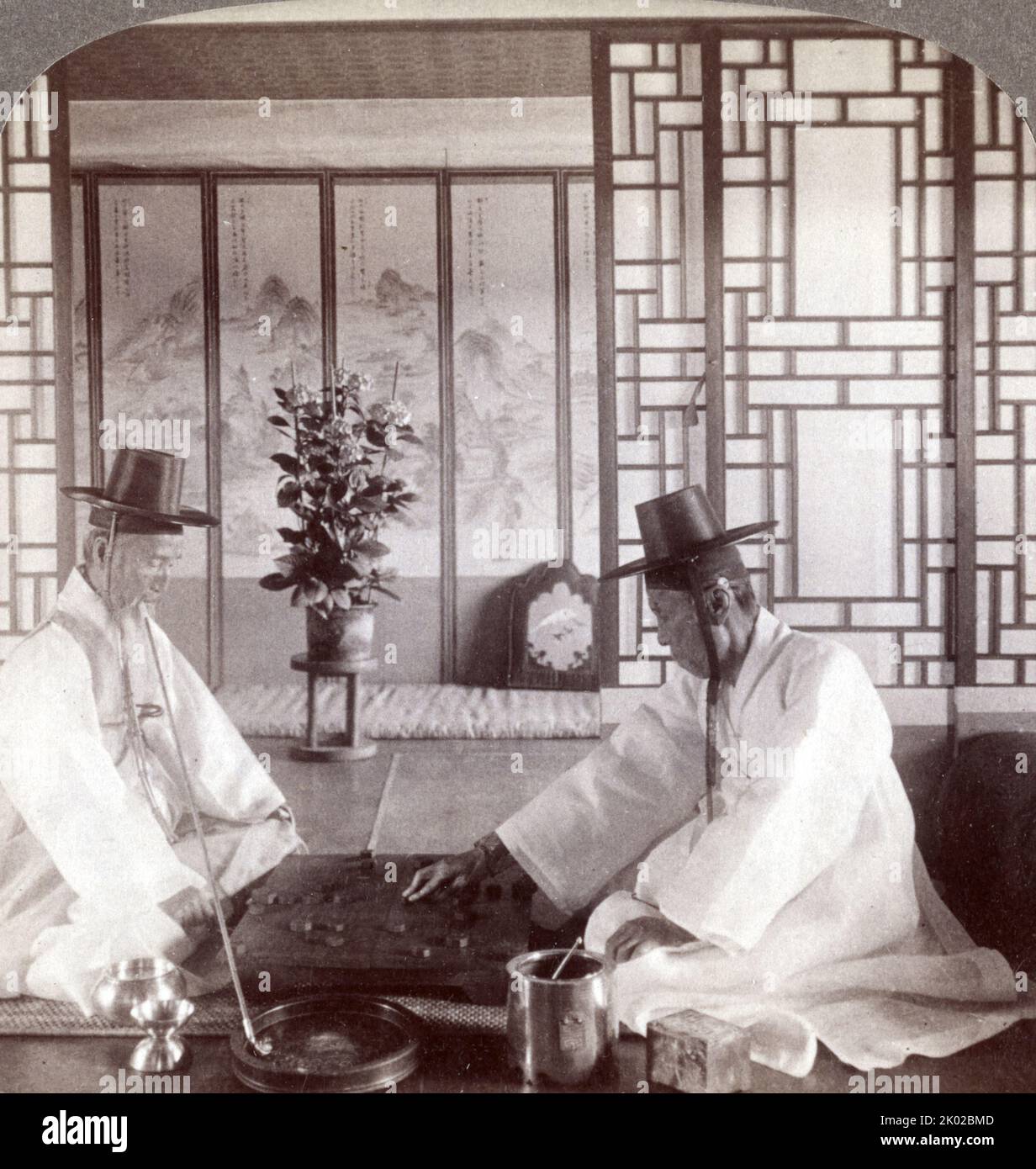 Eine Partie 'Go-Ban' oder orientalisches Schach - Yun-Woong-Neil, koreanischer Kriegsminister (links), in seinem Haus Stockfoto