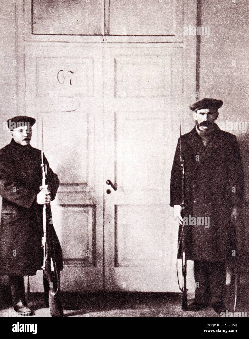 Wächter der Roten Garde am Smolny-Institut, Petrograd. Oktober 1917. Foto von P. Otsup. Stockfoto