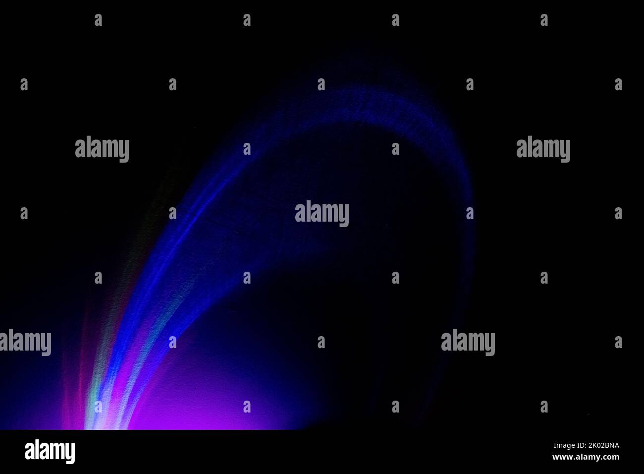 Fluoreszierende UV-Strahlung im Hintergrund defokussed dunkel Stockfoto
