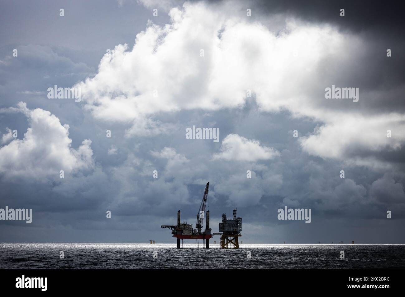 2022-09-09 15:30:03 NOORDZEE - Windmühlen des Hollandse Kust Zuid Windpark im Bau vor der Küste zwischen Den Haag und Zandvoort. Der 225 km2 Park gehört Vattenfall, BASF und Allianz und soll 2023 voll einsatzfähig sein. ANP JEFFREY GROENEWEG niederlande Out - belgien Out Stockfoto