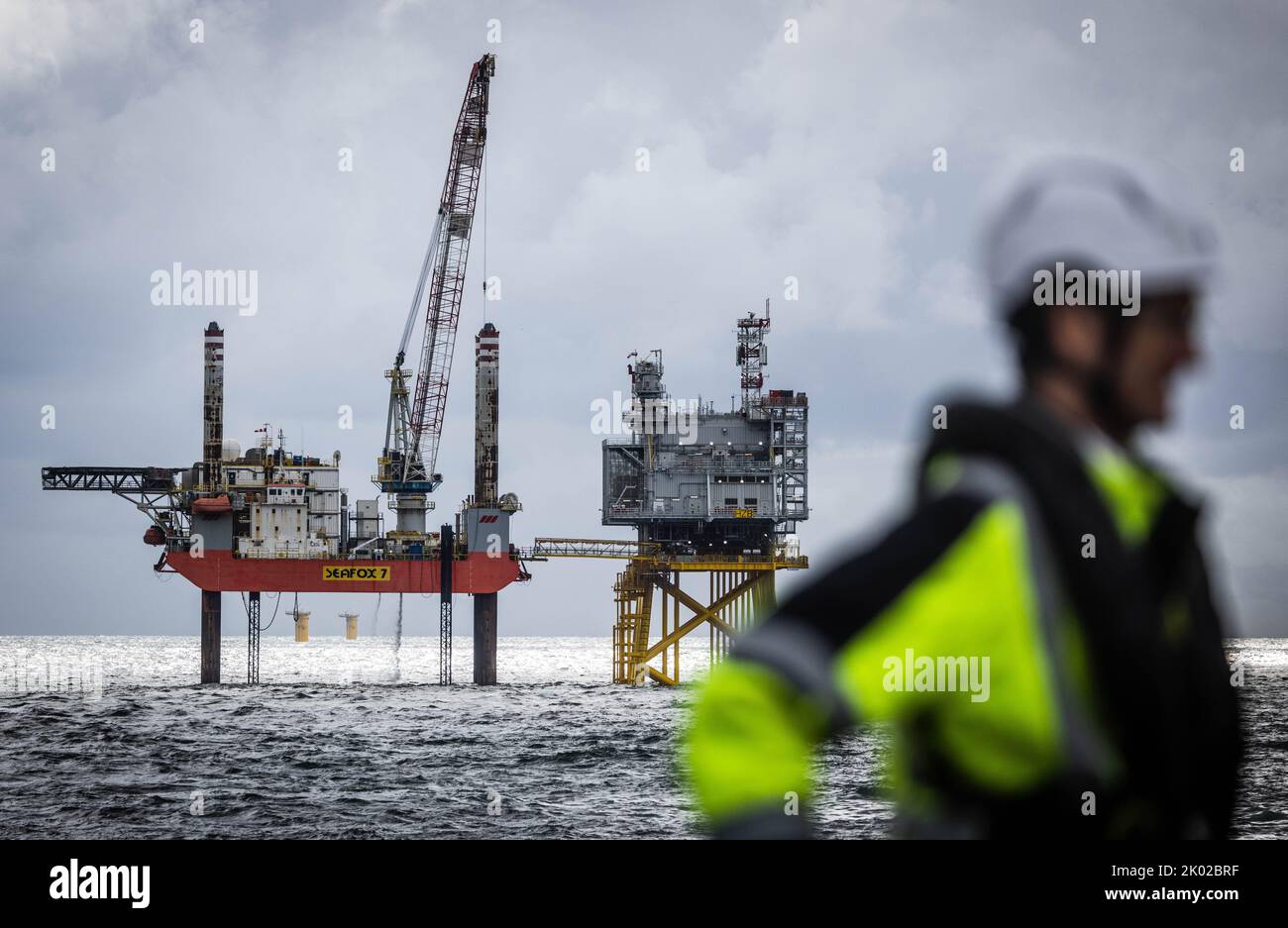 2022-09-09 15:29:15 NOORDZEE - Windmühlen des Hollandse Kust Zuid Windpark im Bau vor der Küste zwischen Den Haag und Zandvoort. Der 225 km2 Park gehört Vattenfall, BASF und Allianz und soll 2023 voll einsatzfähig sein. ANP JEFFREY GROENEWEG niederlande Out - belgien Out Stockfoto