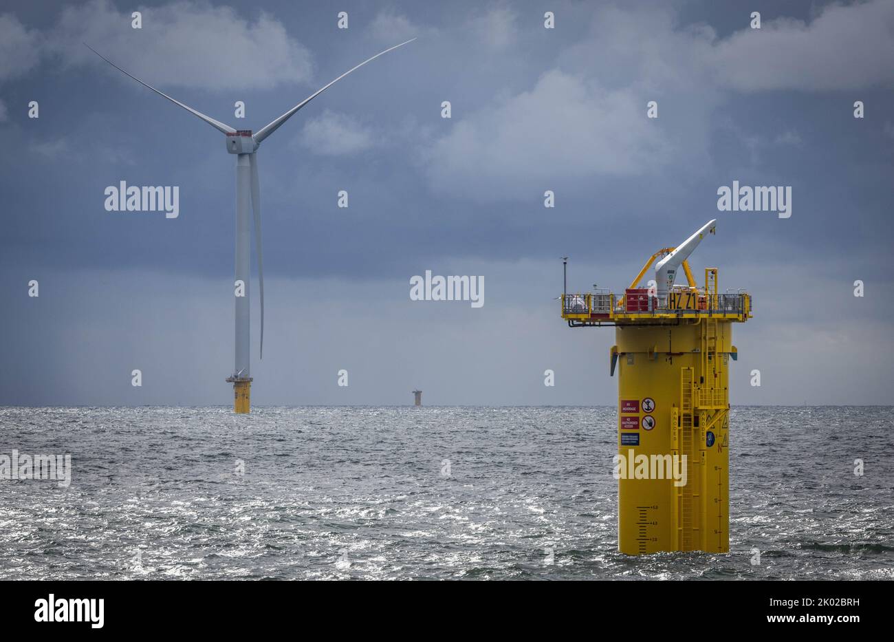 2022-09-09 15:38:11 NOORDZEE - Windmühlen des Hollandse Kust Zuid Windpark im Bau vor der Küste zwischen Den Haag und Zandvoort. Der 225 km2 Park gehört Vattenfall, BASF und Allianz und soll 2023 voll einsatzfähig sein. ANP JEFFREY GROENEWEG niederlande Out - belgien Out Stockfoto