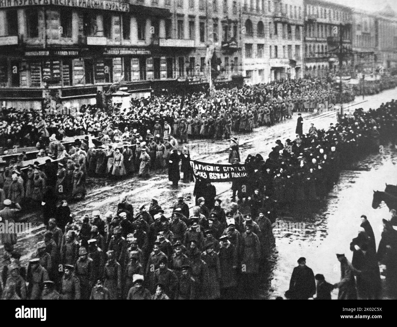 Beerdigung der Opfer der Februarrevolution. Petrograd. Newski Prospekt, März 1917. Foto von P. Otsup. Stockfoto