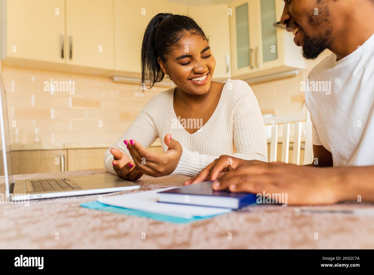 afroamerikanisches Paar verwaltet Finanzen Bank und mit Laptop in der Küche Stockfoto