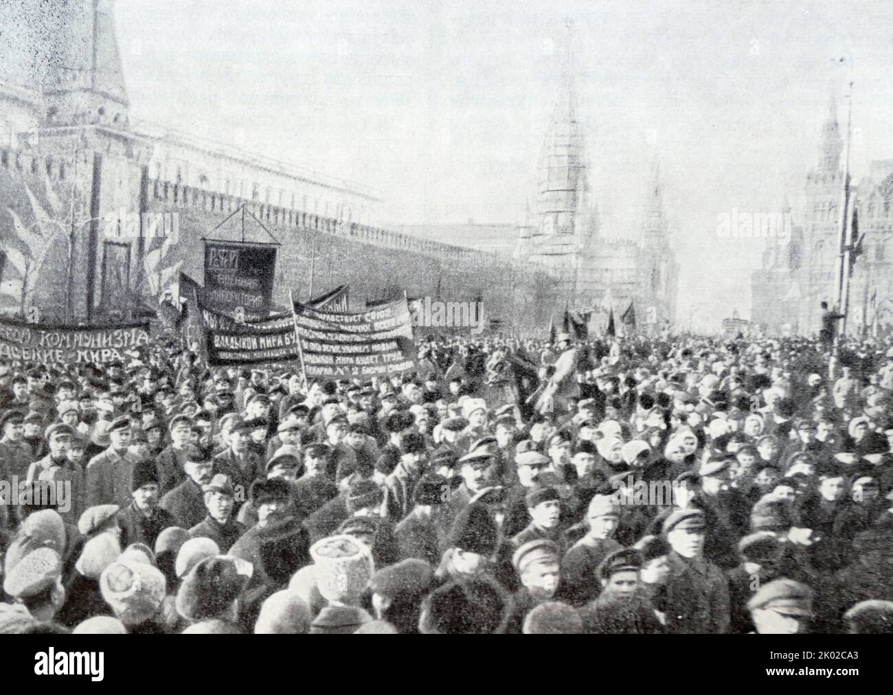 Arbeiterdemonstration am 1. Mai auf dem Roten Platz in Moskau. 1920. Stockfoto