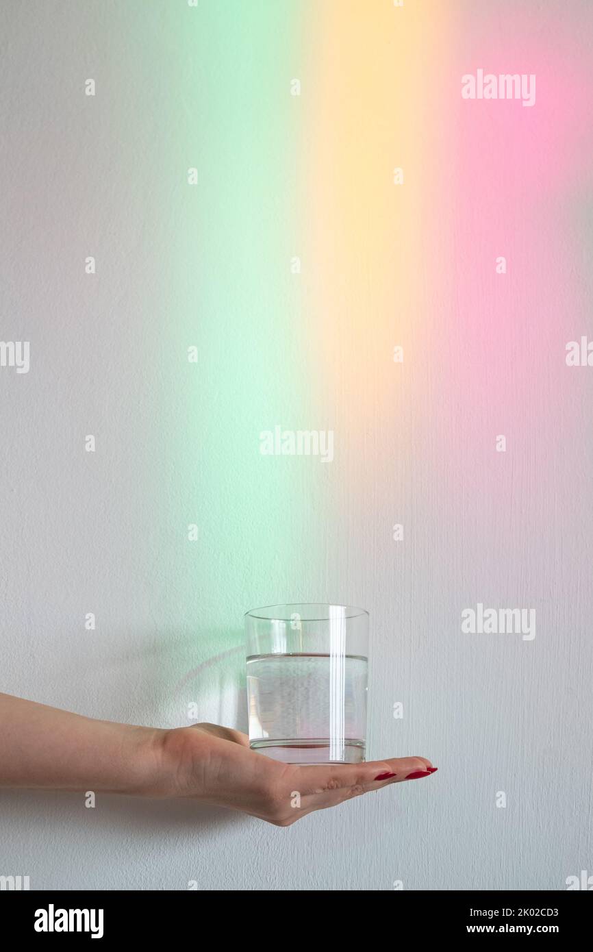 Klares Wasser Reflexion Regenbogen Licht gesund Stockfoto