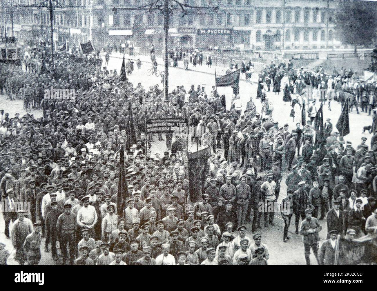 Weggehende Demonstration für Kommunisten, die in den Krieg ziehen. Petrograd. 25.. August 1920.
 Stockfoto Weggehende Demonstration für Kommunisten, die in den Krieg ziehen. Petrograd. 25.. August 1920.
 Stockfoto