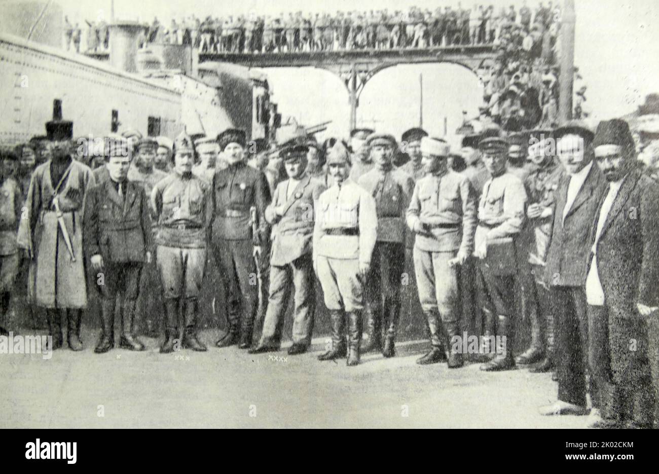 S.M.Kirov , A.I.Mikoyan, G.K. Ordzhonikidze M.K. Levandovskiy, unter Soldaten der Roten Armee und Kommandanten der Armee 11. auf einem Bahnhof in Baku. Mai, 1920.&#13;&#10; Stockfoto