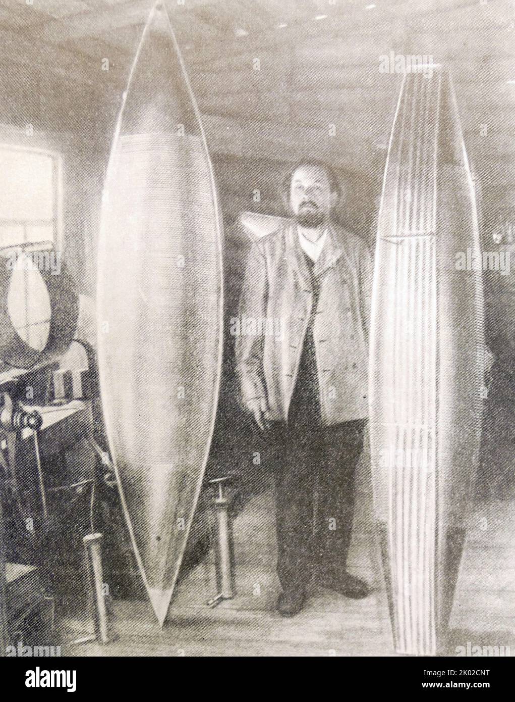 K.E. Tsiolkovsky mit Luftschiffmodellen in seiner Werkstatt.&#13;&#10; Stockfoto