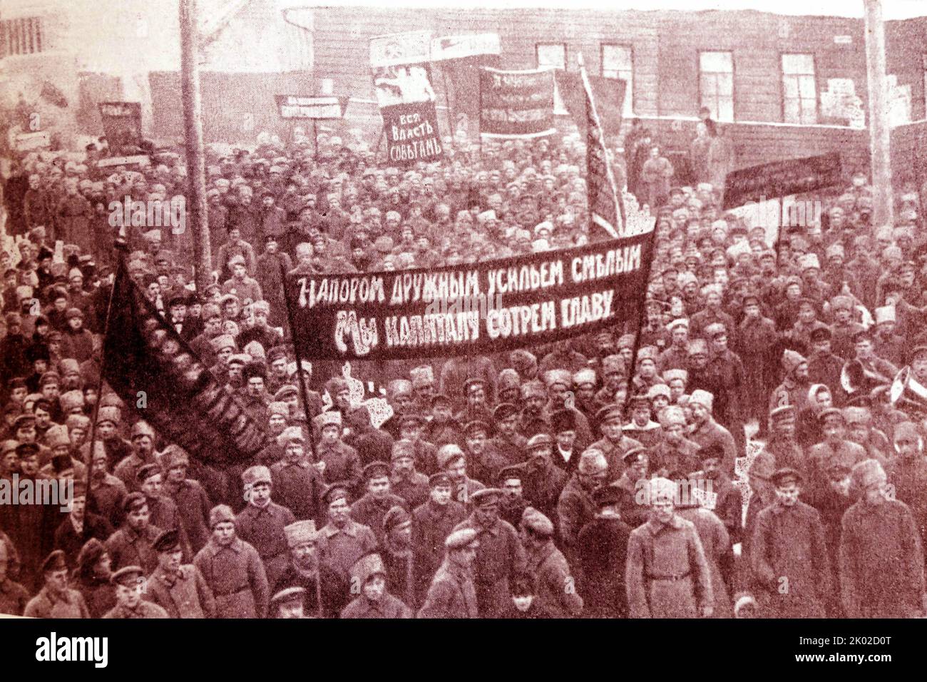 Die Arbeiter und revolutionären Soldaten von Pskow begrüßen den Sieg der Sowjets. November 1917. Stockfoto
