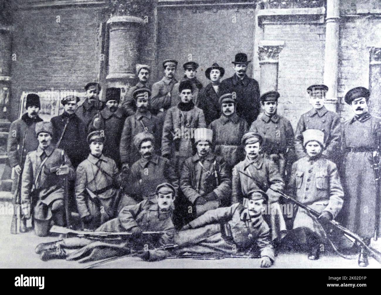 Gruppe von Arbeitern und Soldaten Petrograds, die für Kiew kämpften. Januar 1918. Stockfoto