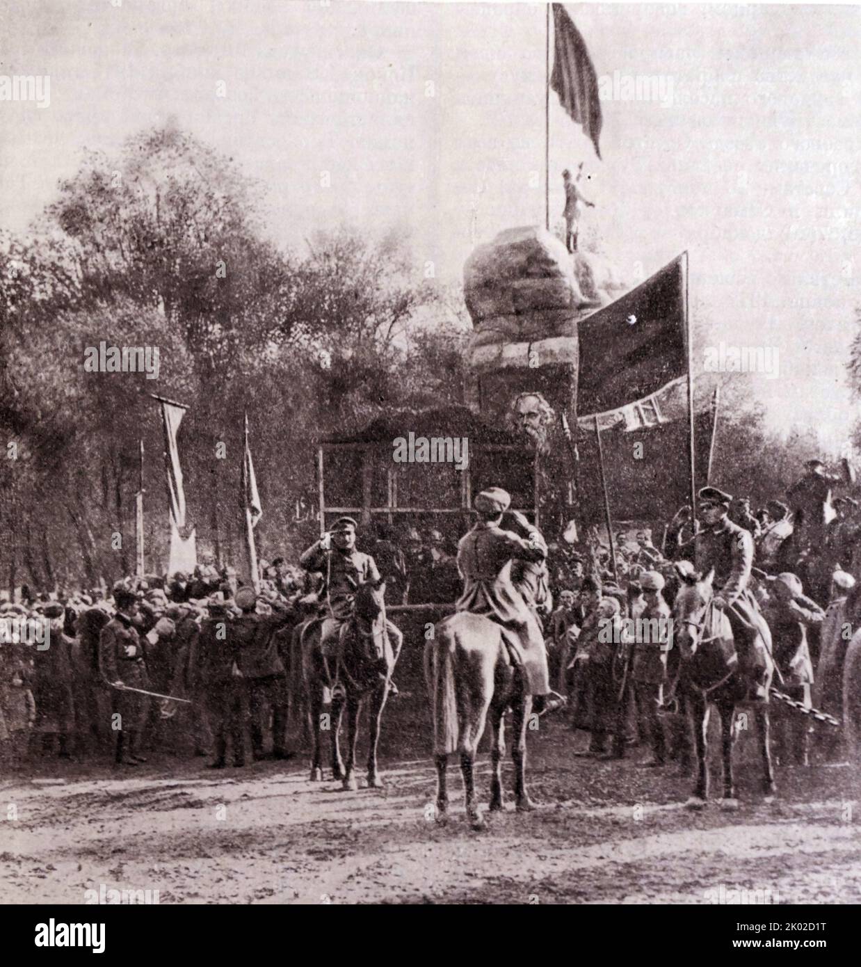 Rotes Banner zur Feier der Errichtung der Sowjetmacht in Taschkent. 1917. Stockfoto
