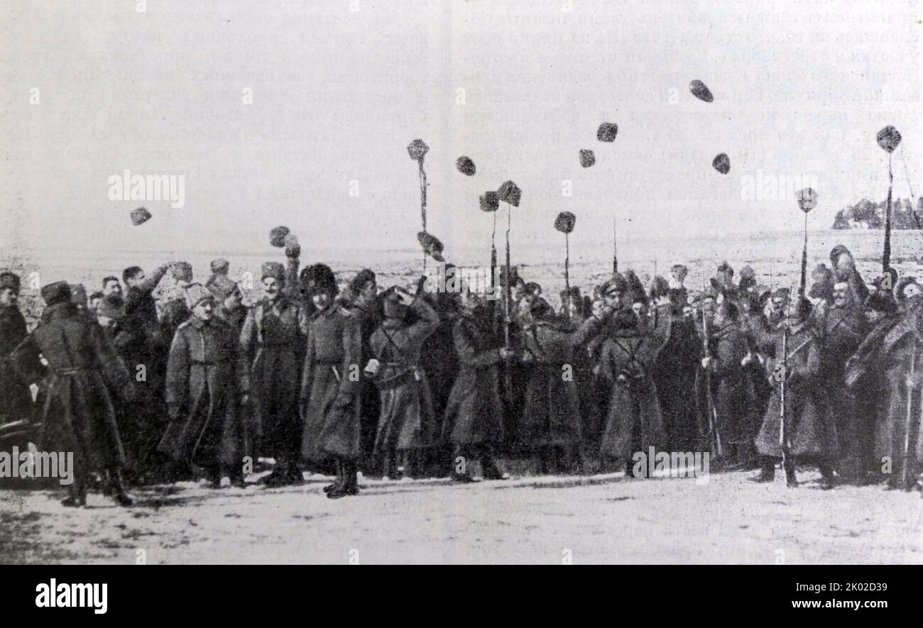 Soldaten feiern die Waffenstillstandsbekanntmachung der Sowjetregierung. Dezember 1917. Stockfoto