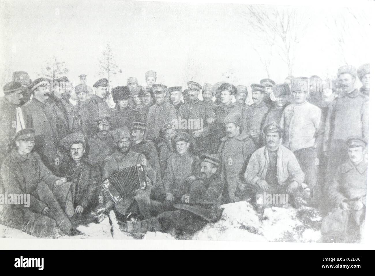 Russische und deutsche Truppen feiern den Waffenstillstand. Dezember 1917. Stockfoto