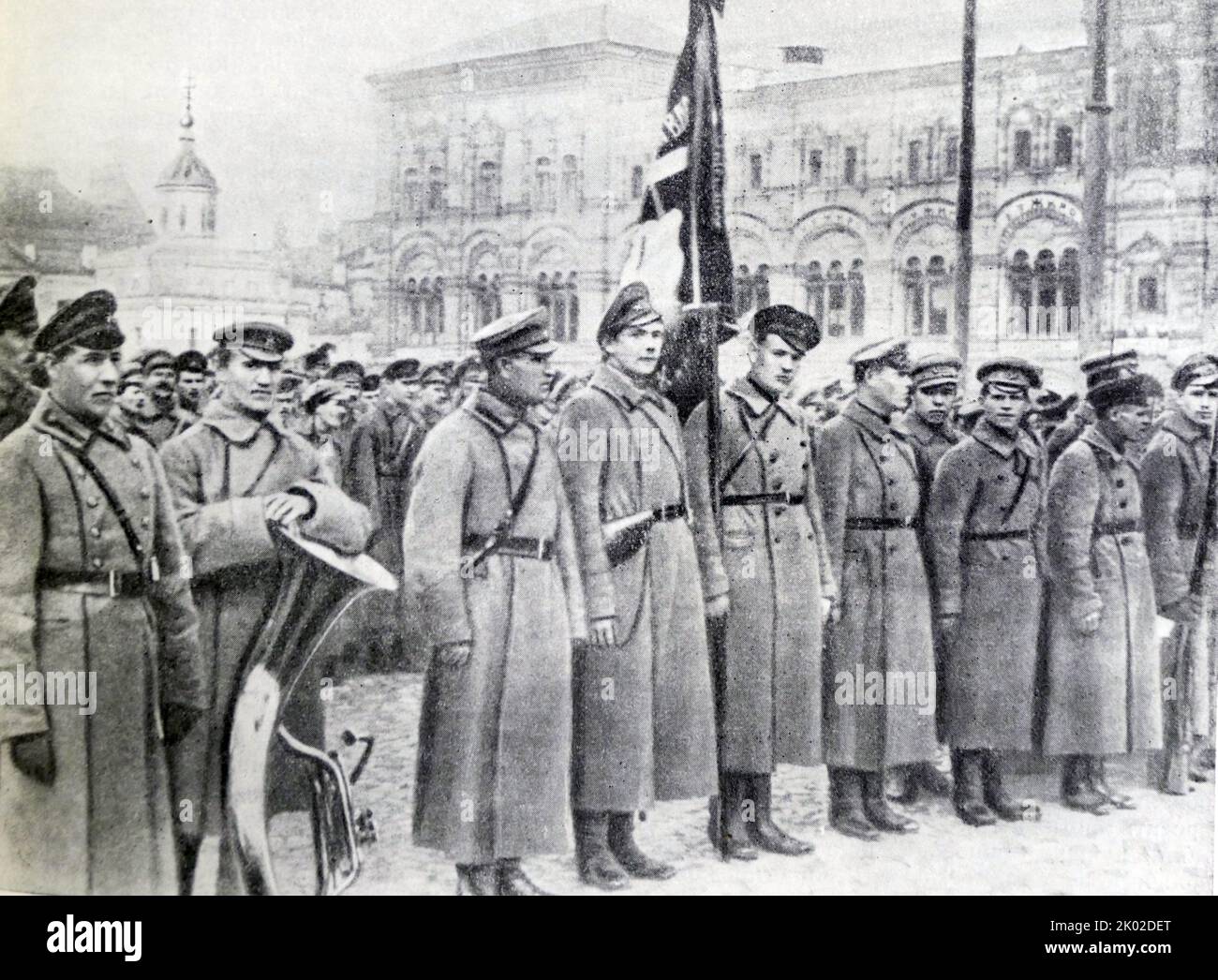 38. Rogoschski-Simonowski Regiment in Moskau auf dem Roten Platz, bevor es in den Zarizyno-Abschnitt der Südfront geschickt wurde. 1918. Stockfoto