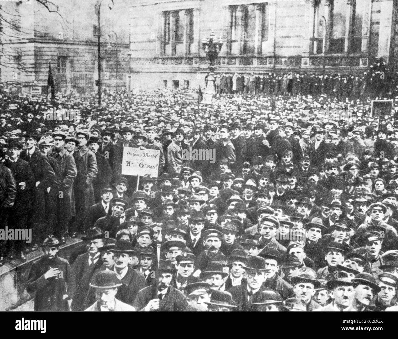 Eine Demonstration der Werktätigen Berlins vor dem Reichstag unter der Losung: Alle Macht den Arbeitern und Soldaten! . 1919 .&#13;&#10; Stockfoto