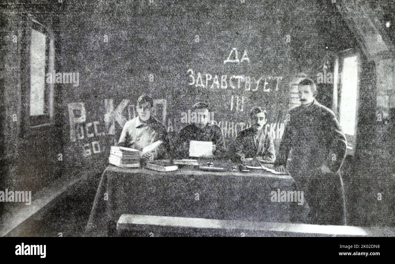 Das Präsidium der Zelle der Kommunistischen Partei Russlands (b) Moskau-Sortirovochnaya Depot. Zweite Linke - IE Burakow - Organisator des ersten kommunistischen Subbotniks. Stockfoto
