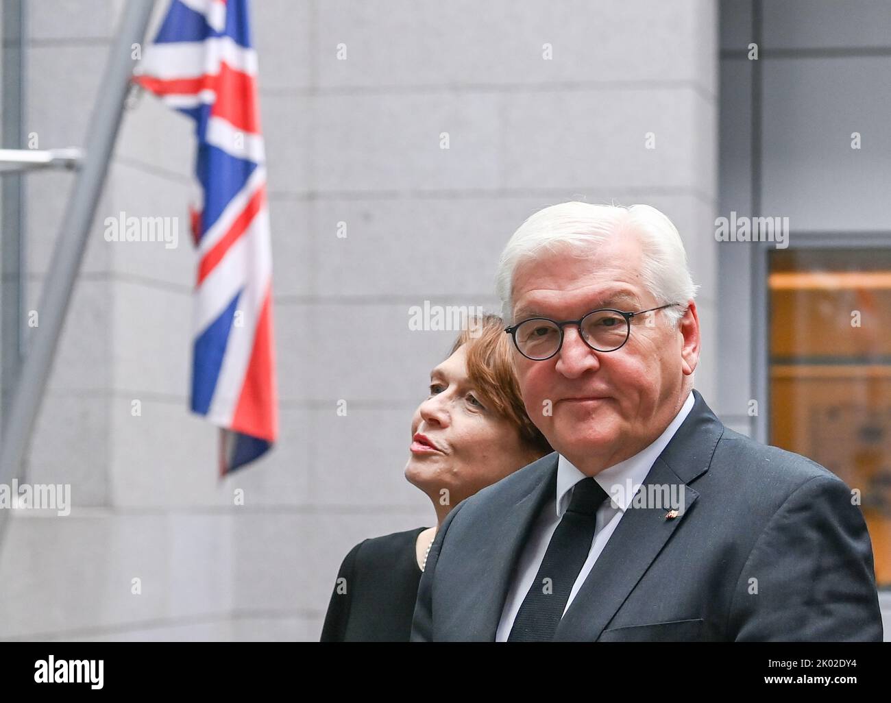 Berlin, Deutschland. 09. September 2022. Bundespräsident Frank-Walter Steinmeier und seine Frau Elke Büdenbender kommen nach dem Tod von Königin Elizabeth II. In die britische Botschaft, um das Kondolenzbuch zu unterzeichnen. Quelle: Jens Kalaene/dpa/Alamy Live News Stockfoto