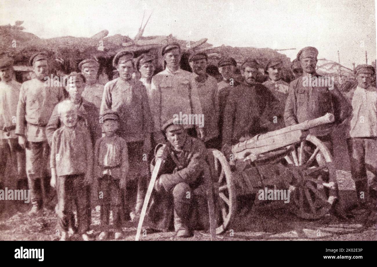 Eine Gruppe sibirischer Partisanen bei einer provisorischen Waffe, während des russischen Bürgerkrieges. 1919. Stockfoto