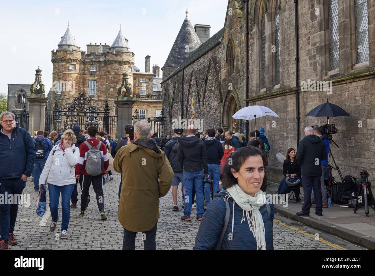 Edinburgh Schottland, Großbritannien 09. September 2022. Die Menschen versammeln sich vor dem Hollyrood Palace, um nach dem Tod der Königin ihren Respekt zu zahlen. Credit sst/alamy live newsevent Stockfoto