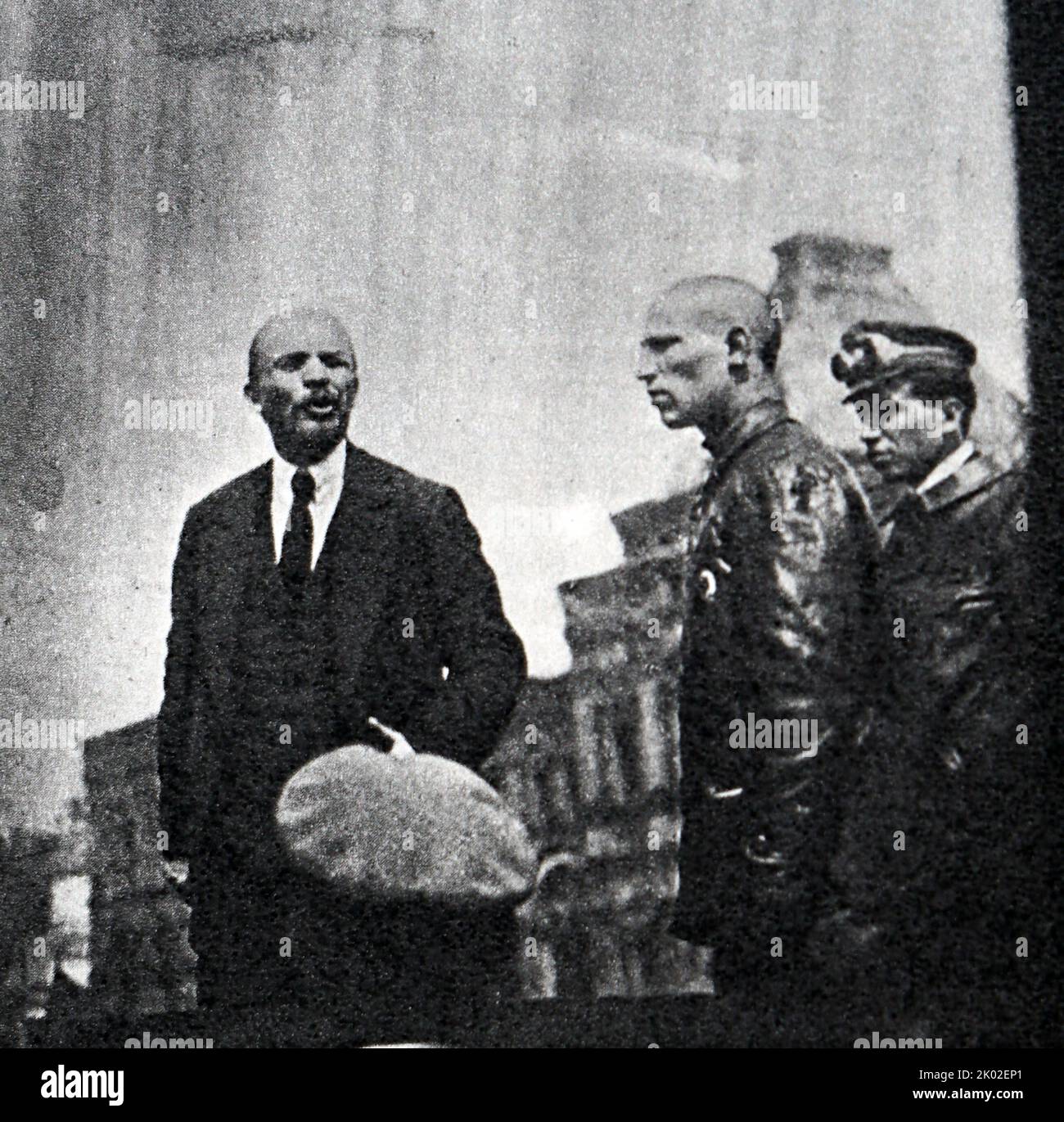 Wladimir Lenin auf dem Roten Platz hält er eine Rede aus einem Auto vor den Wsewobucher-Truppen (allgemeine militärische Ausbildung). 1919, Mai 25. Moskau. Stockfoto