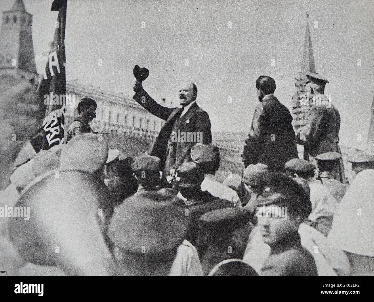 Wladimir Lenin auf dem Roten Platz hält er eine Rede von einem Auto an die Wsewobucher-Truppen (allgemeine militärische Ausbildung). 25.Mai 1919. Fotograf - Smirnov N. Stockfoto