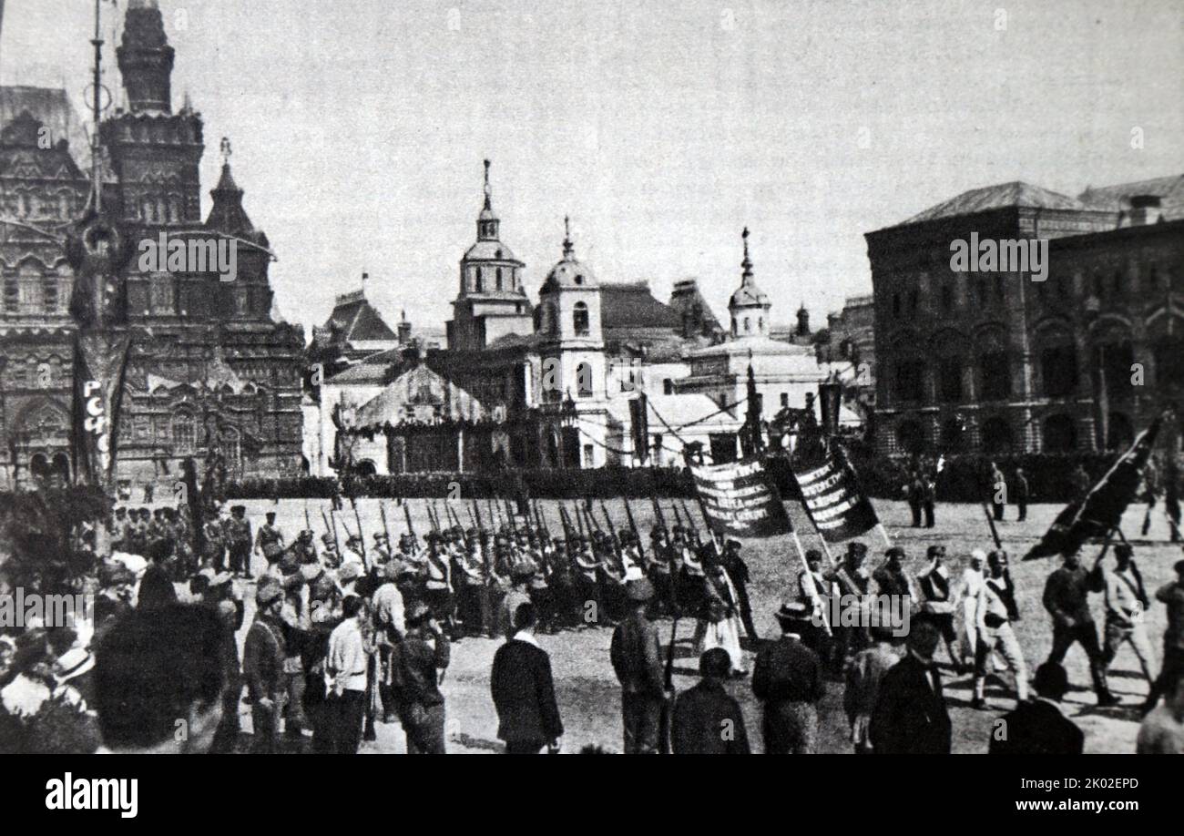 Militärparade auf dem Roten Platz am 1. Mai 1920. Foto von P. Otsup. Stockfoto