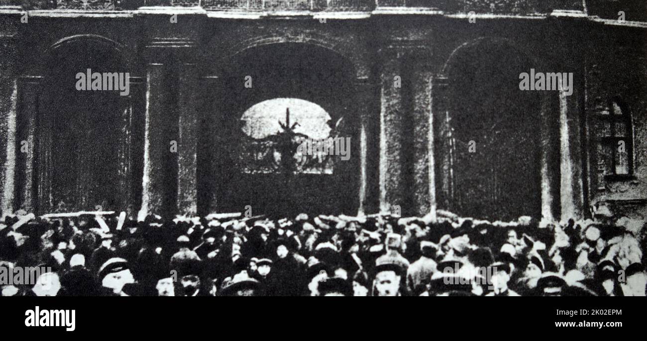 Winterpalast nach dem Angriff. Morgen, 26. Oktober 1917. Foto von I. Kobozev. Stockfoto