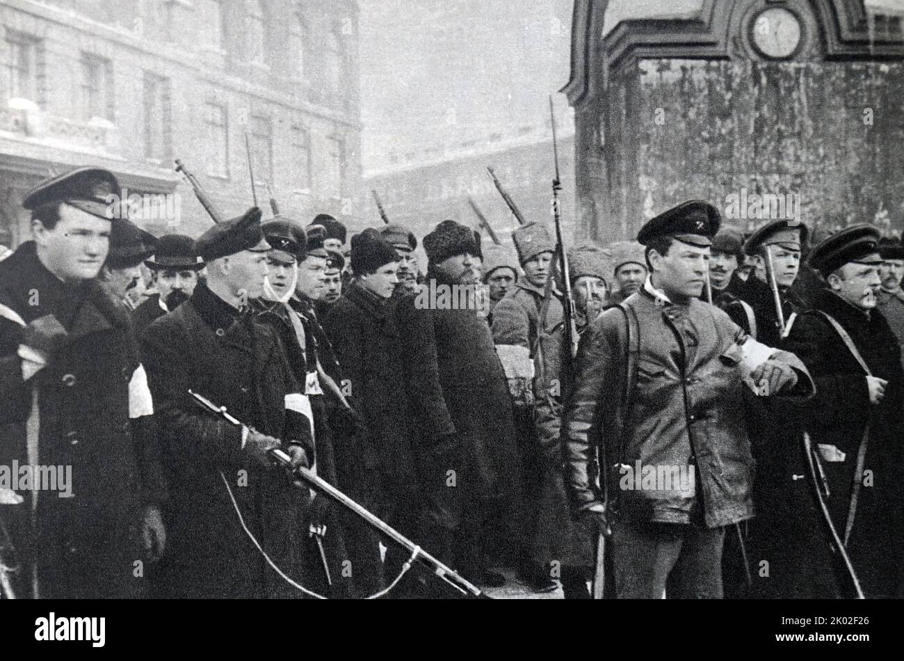 Februarrevolution in Petrograd. Eine Patrouille der Volksmiliz wird von verkleideten Polizisten geführt. Foto von J. Steinberg. Stockfoto