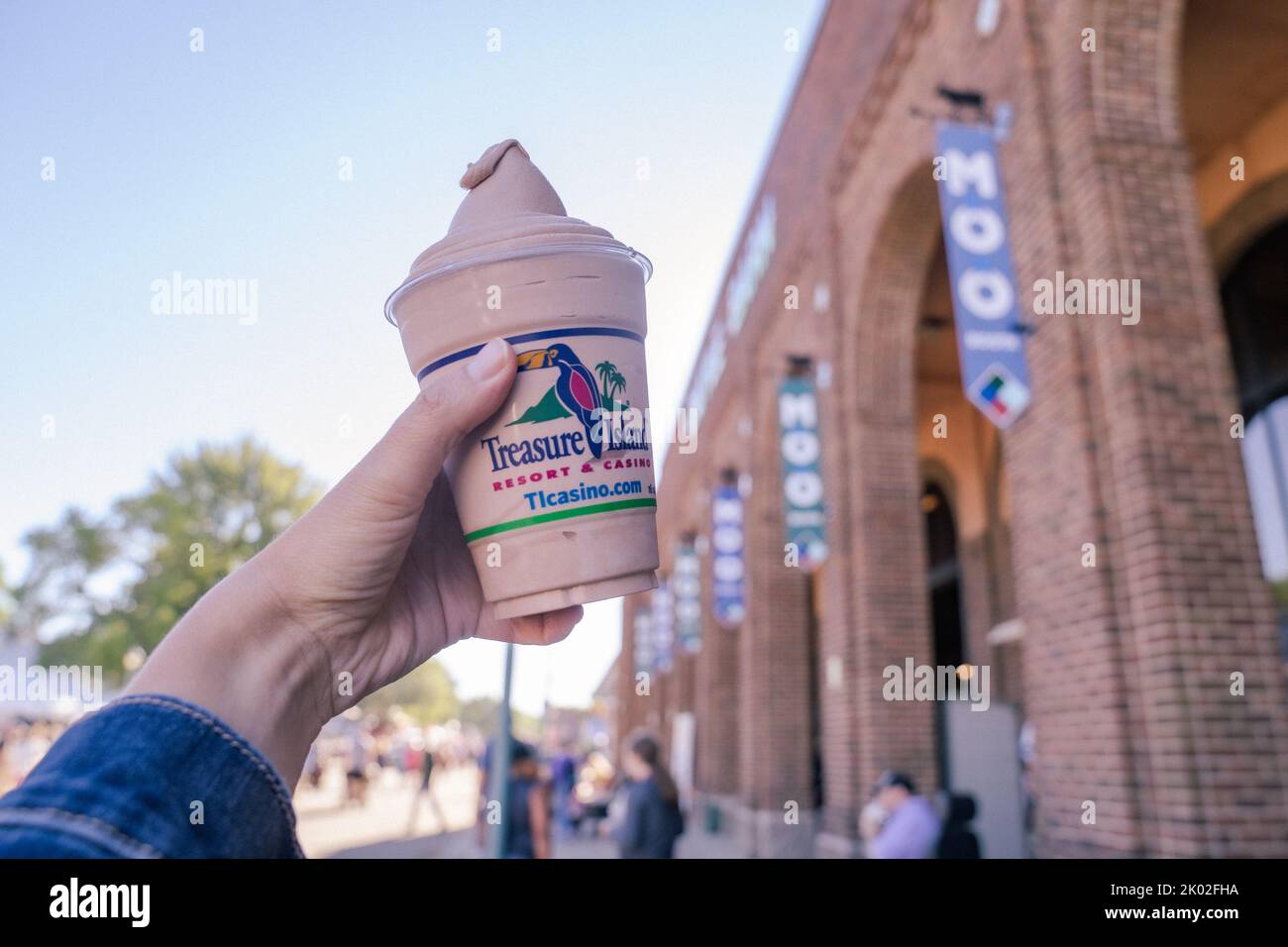 St. Paul, Minnesota - 3. September 2022: Hand hält einen Schokoladenmilchshake von der Gopher Dairy Bar auf der Minnesota State Fair hoch Stockfoto