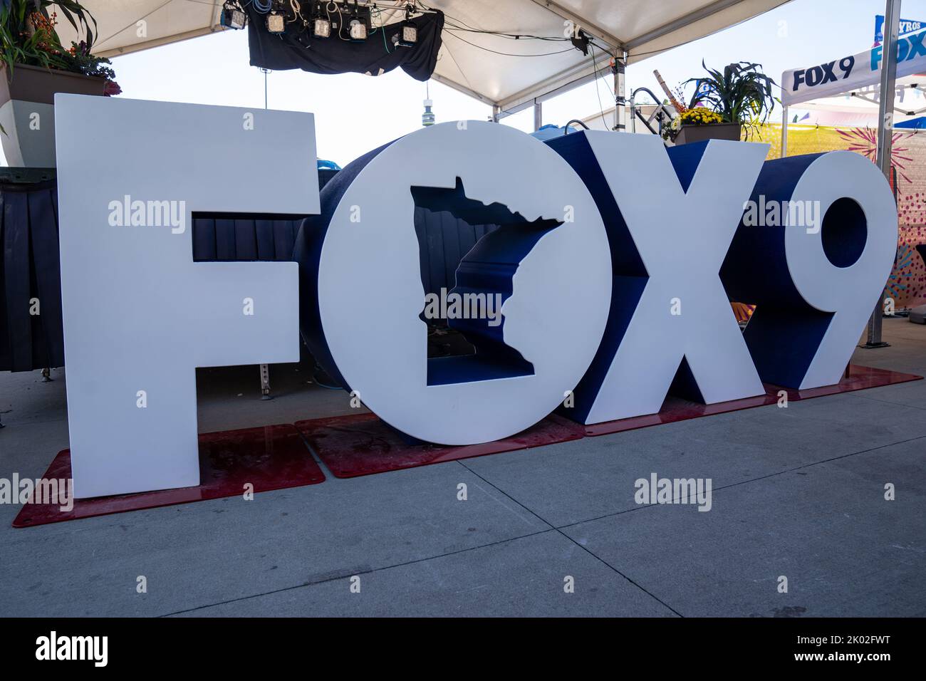 St. Paul, Minnesota - 3. September 2022: Fox 9 TV Station Brief Logo auf dem News Broadcast Stand auf der Minnesota State Fair Stockfoto